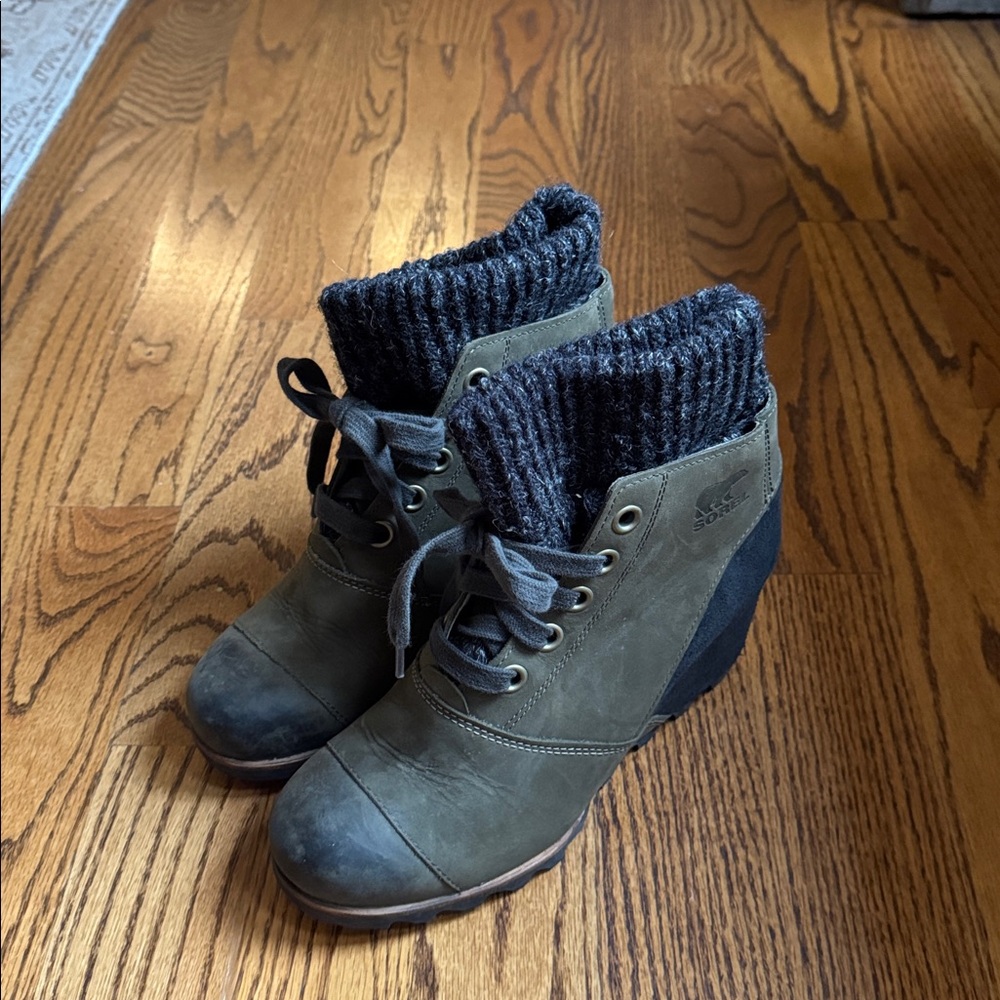 Sorel Green Black Joanie NL2336-213 Leather Classic Ankle Bootie Sz 9 winter
